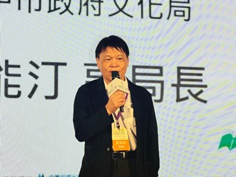 台中市政府文化局副局長曾能汀歡迎各地朋友來台中參觀書展。(圖/文化局提供)
