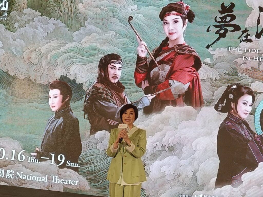 ▲唐美雲老師致詞時說明這齣戲從南部演回台北的意義與觀賞價值。（記者 辛澎祥/攝）
