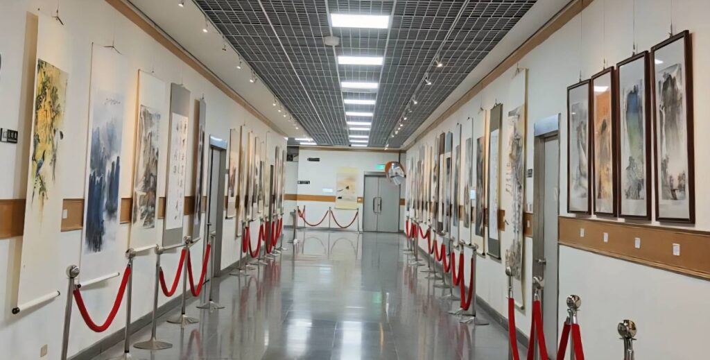 ▲中華畫筌美術協會在台北市議會文化藝廊的會員聯展,作品多元紛呈,展現豐沛的藝術面貌。(記者 詹佳綺/攝)