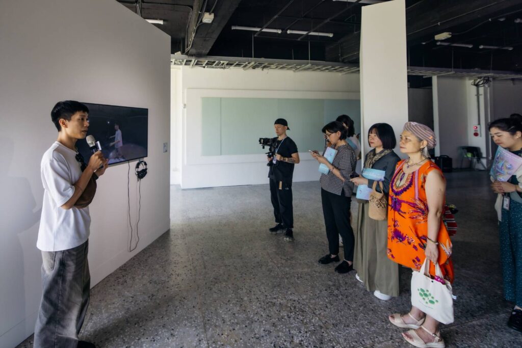 ▲參展藝術家現場導覽作品，與貴賓進行交流。（記者 辛澎祥/攝）