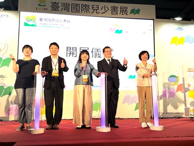 台灣國際兒少書展開幕首日參觀人潮湧現  台中館內互動裝置超吸睛