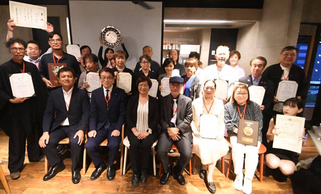 ▲出席2025東亞藝術交流展的臺日參展藝術家與主辦方合影留念。（圖/彰化縣政府文化局 提供）