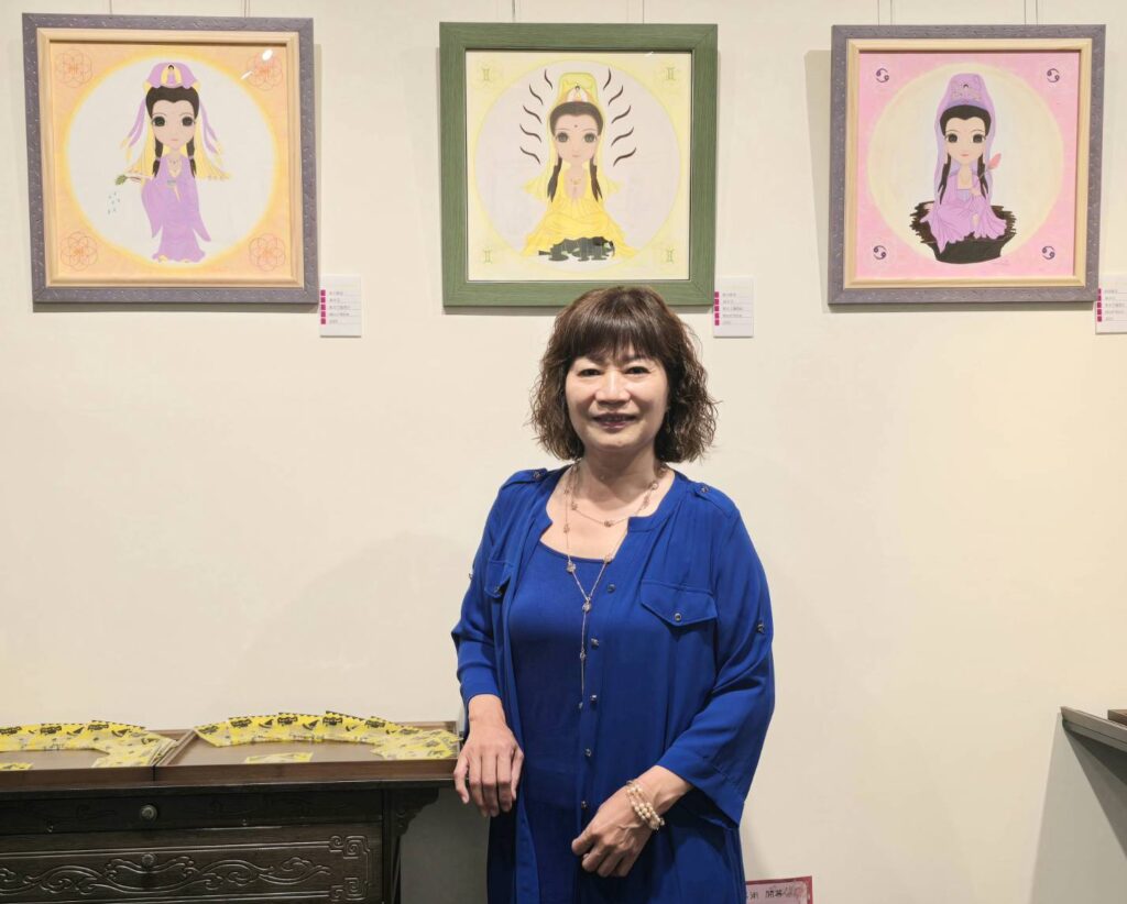 ▲曾家卉老師Sophia在展出觀音菩薩聖畫的同時，也將透過靜心課程的互動與文創交流的啟發，讓此常態性展覽趨於多元與正向話題。（記者 詹佳綺/攝）