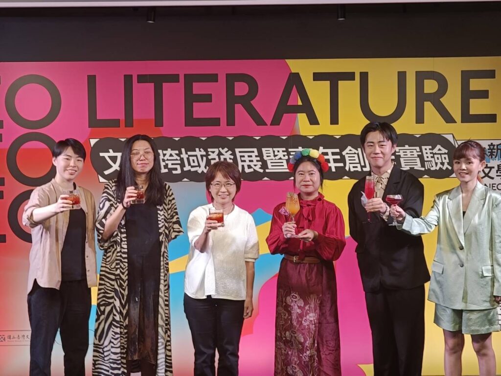 ▲陳瑩芳館長（左三）與多位發表創作人開心合影留念。（記者 辛澎祥/攝）