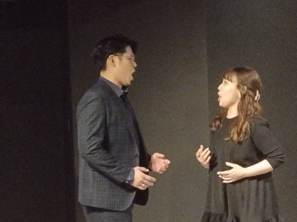 ▲臺灣男中音陳翰威（飾弄臣）與日本女高音宮地江奈（飾吉爾達）於記者會中演唱〈每週日在教堂我對上帝祈禱〉，展現二人聲音特色質地，十分精彩。（記者 辛澎祥/攝）