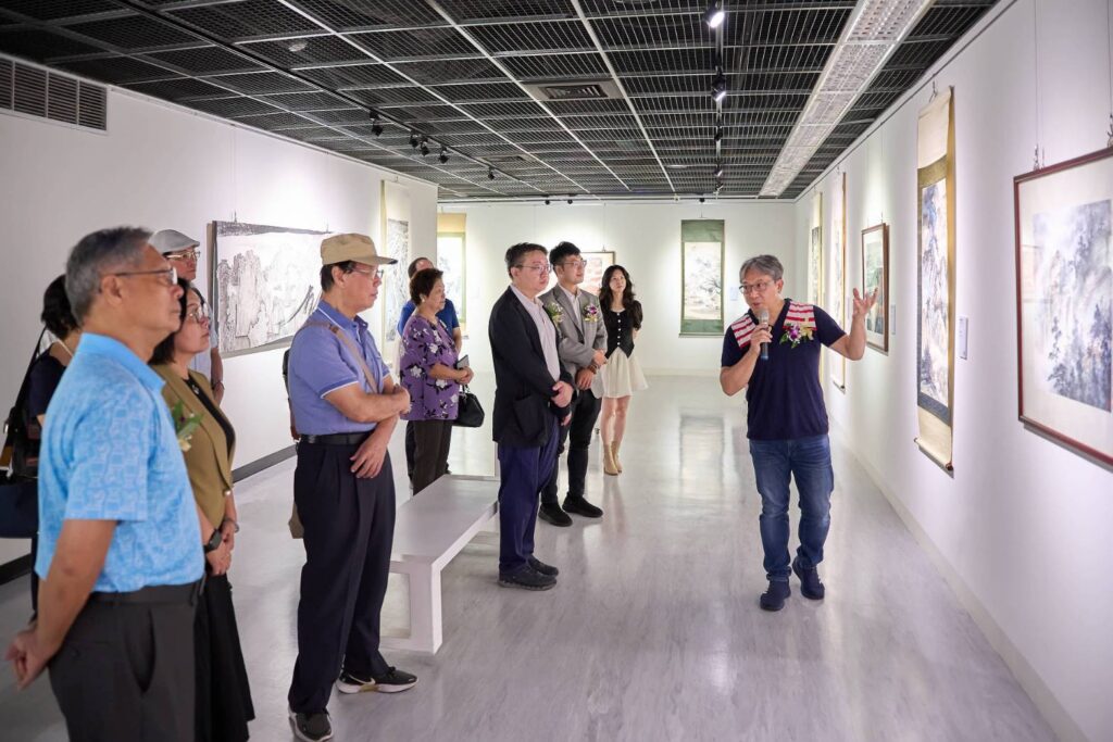 ▲出席活動開幕式貴賓聽取作品導覽說明。(圖/國父紀念館 提供)