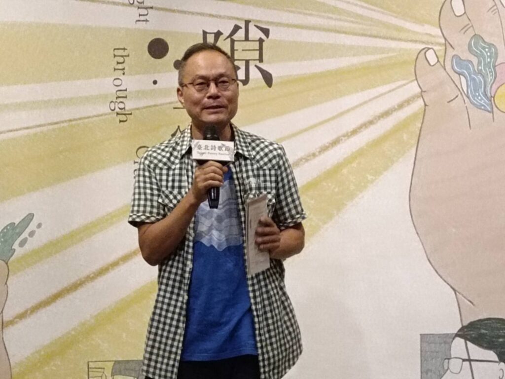 ▲策展人鴻鴻說明臺北詩歌節的活動內容，演出與發表者有著文化跨越呈現的契機與效益。（記者 辛澎祥/攝）