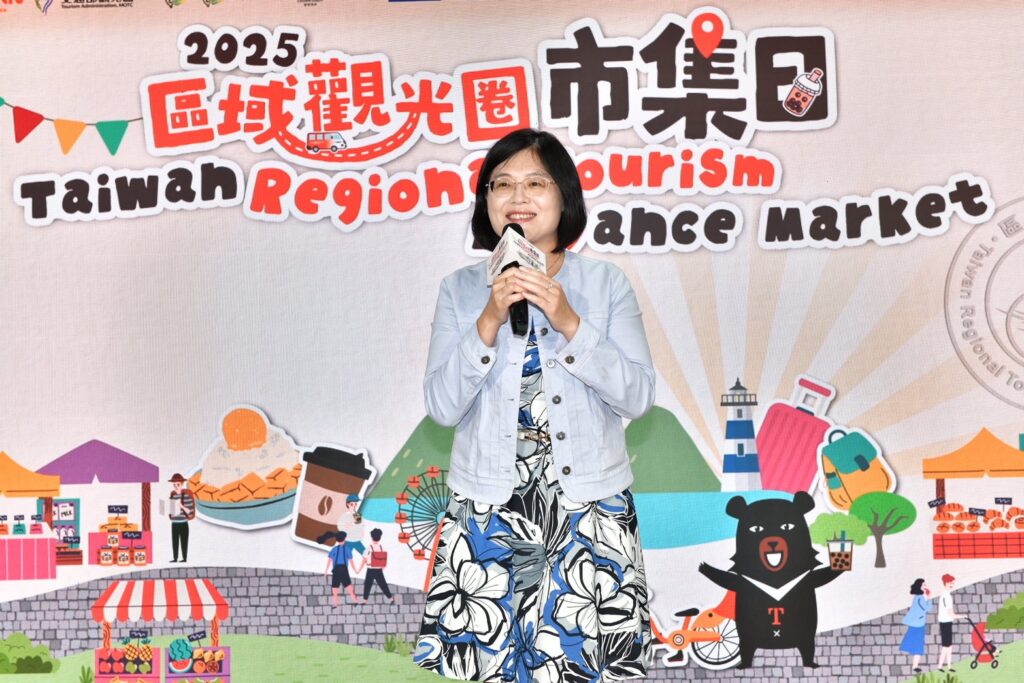 ▲黃荷婷副署長（左二）至現場攤位了解業者所準備的產品。（圖/觀光署 提供）
