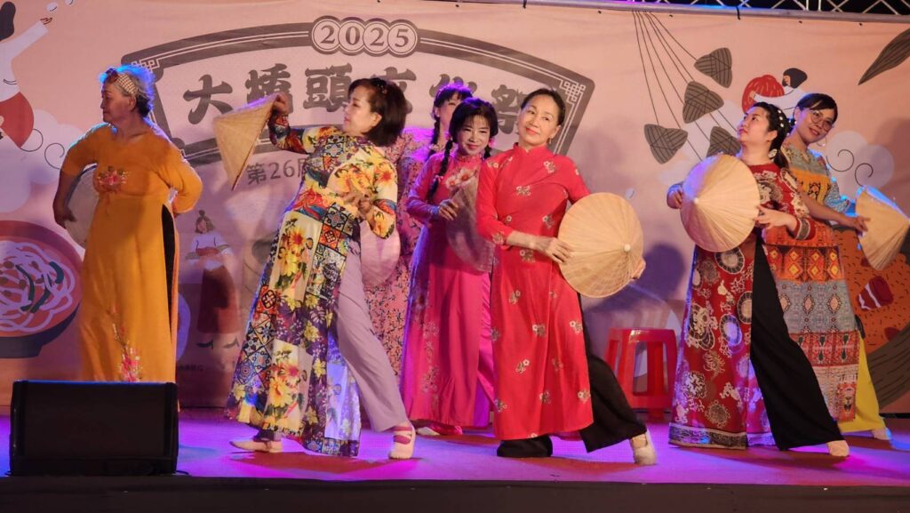 ▲新住民的歌舞演出,展現不同的文化內涵,格外受到歡迎。(記者 辛澎祥/攝)