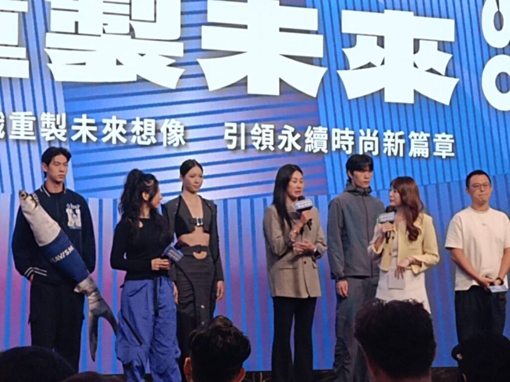 ▲知名服裝設計師說明他們對全球風潮服飾的新定義，讓產業發展邁入新的里程。（記者 辛澎祥/攝）
