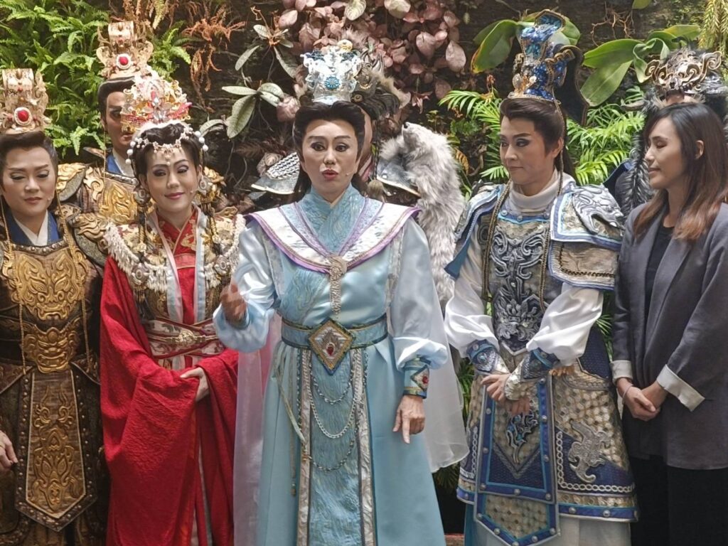 ▲孫翠鳳（中）率年輕一輩的演員表達對「界牌關傳說」演出的自信與期待。（記者 辛澎祥/攝）