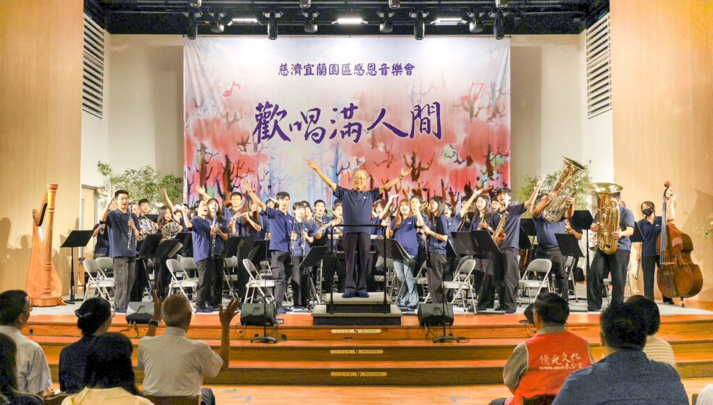 ▲音樂團體的現場演奏帶動現場民眾與師友們的高昂情緒與愉悅氣氛。（記者 辛澎祥/攝）