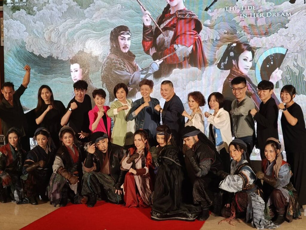 ▲出席發佈會的名角及演員們，開心合影留念。（記者 辛澎祥/攝）