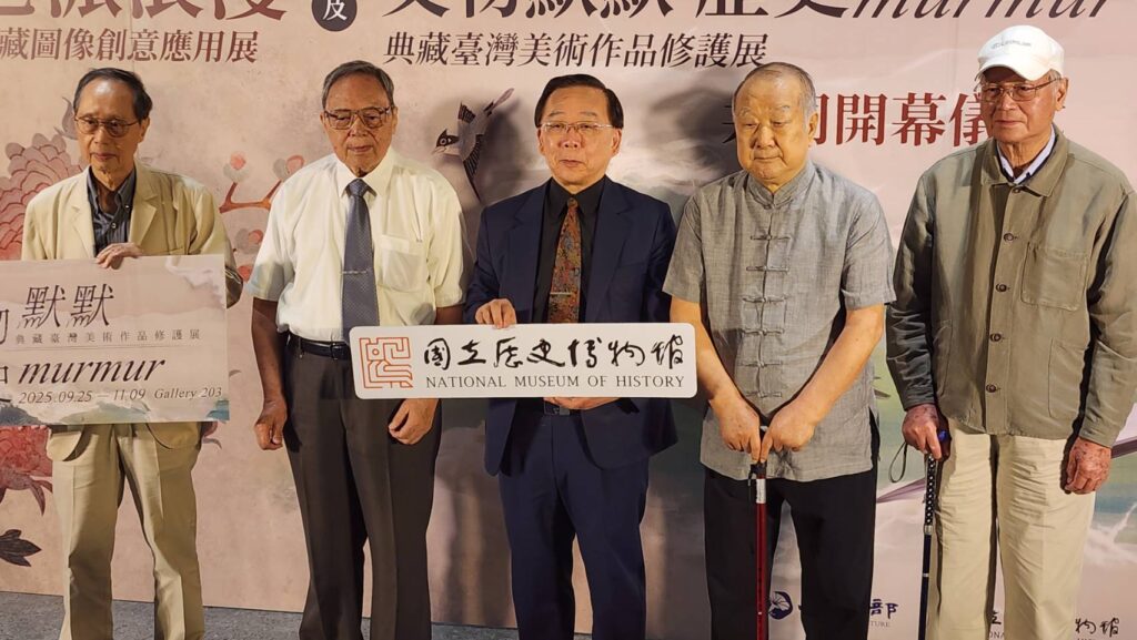 ▲洪世佑館長（中）與多位知名學者與藝術家們合影留念。（記者 辛澎祥/攝）