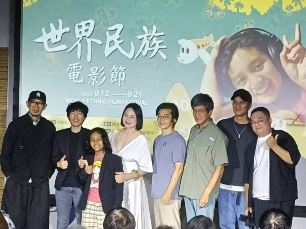 ▲知名電影人在世界民族電影節活動開幕式上共聚一堂，場面歡樂且融洽。（記者 辛澎祥/攝）