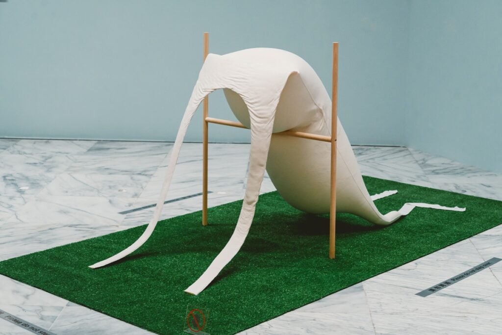 戴爾芬・普伊耶（Delphine Pouillé）《敏捷#4》，2016-2025，布料、發泡膠、塗層、環氧樹脂、木結構與人造草皮，100 x 135 x 179公分。圖像由藝術家與臺北市立美術館提供。