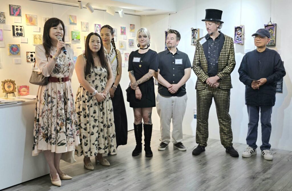 ▲身兼中華民國畫廊協會秘書長的臺南市美術館董事長游文玫（左）特別出席聯展開幕式，並向參展藝術家表達道賀與讚譽。右一為知名書法家暨大岡文化藝術基金會董事長的施春茂教授。（記者 詹佳綺/攝）