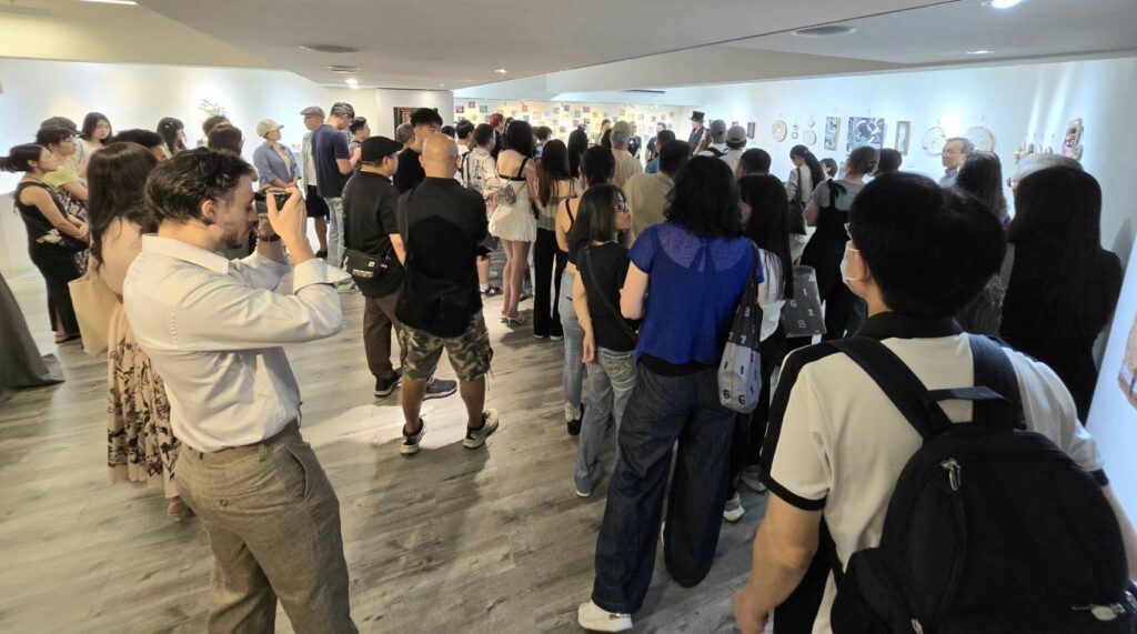 ▲聯展開幕式前藝文界人士與各界貴賓踴躍出席並對來自美國的參展藝術家作品，給與正面評價與期待的心情。（記者 詹佳綺/攝）