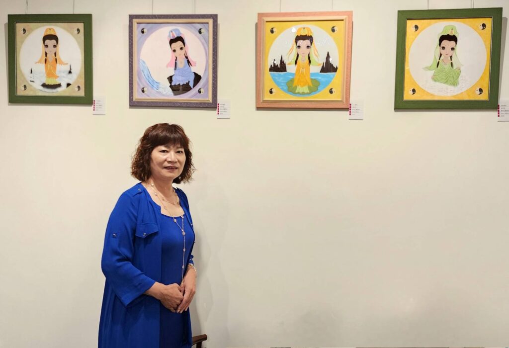▲Sophia展出33尊的觀音聖畫作品，訴求明確，且從能量啟迪的角度蘊化，提昇了天地人的圓融生命價值。（記者 詹佳綺/攝）