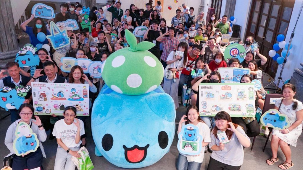 ▲參與「貓貓蟲咖波郵票小全張」發行暨商品發表會全體民眾合影留念,場面熱烈。(圖/中華郵政 提供)