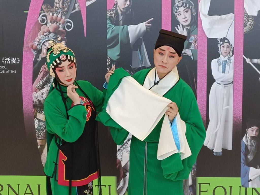 ▲國光劇團黃宇琳與盛鑑演出的 《求騙記》，演技精湛，在戲中有精彩的呈現演出。（記者 辛澎祥/攝）