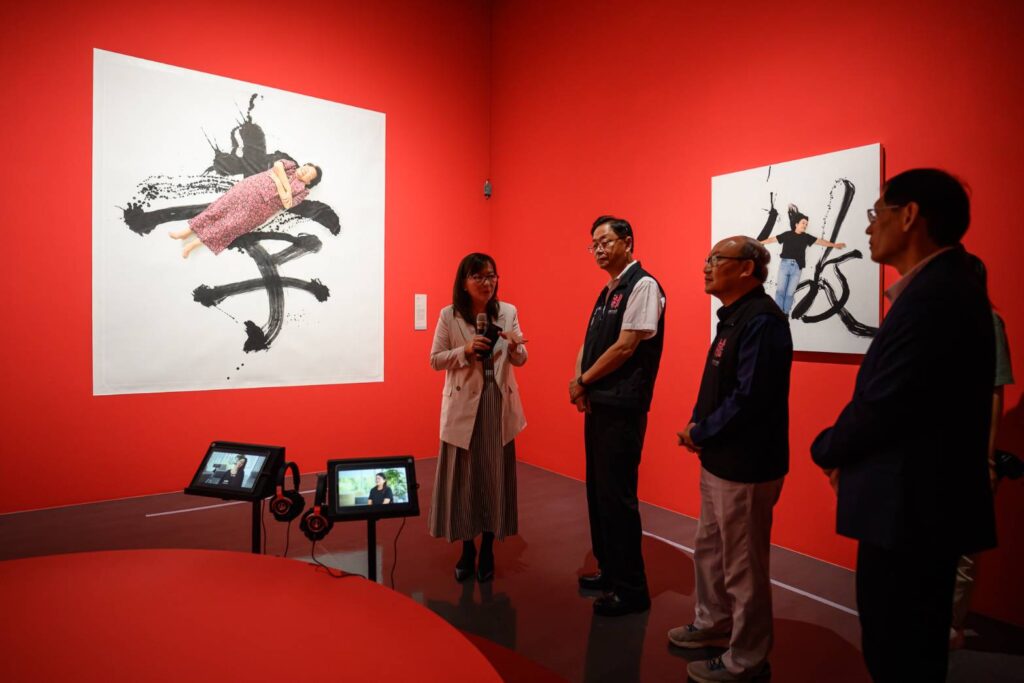 ▲張善政市長(左二)觀賞由策展人所導覽的展出作品,顯得很有興致。(圖/桃園市文化局 提供)