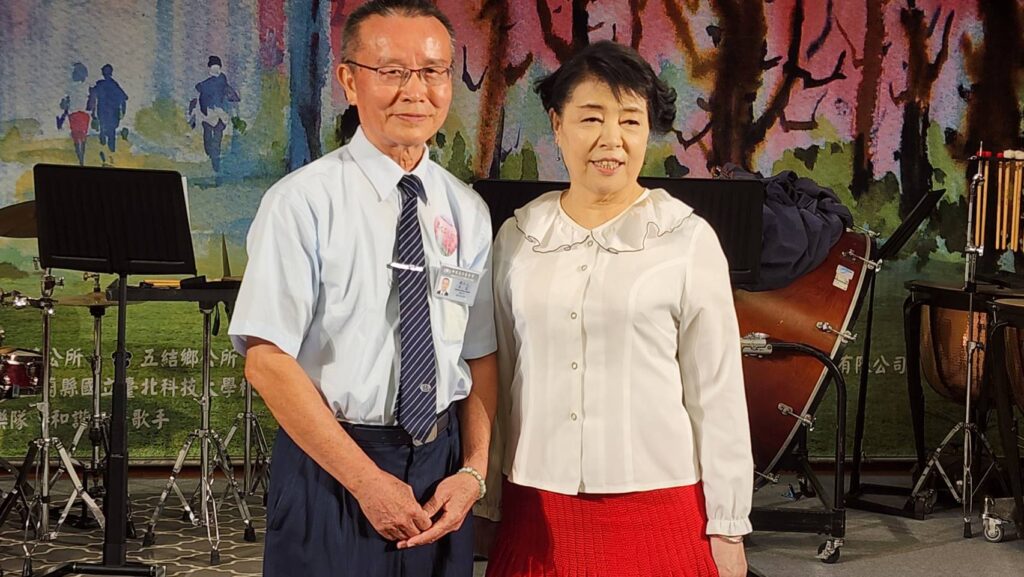 ▲「歡唱滿人間」感恩音樂會的主辦單位代表慈濟慈善事業基金會資深志工趙正文（左）與億光文化基金會董事長簡文秀教授，在演唱會前說明這場活動的重要意義。（記者 辛澎祥/攝）