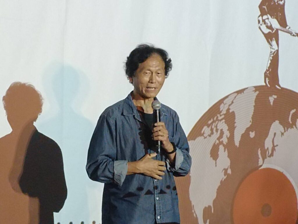 ▲明立國教授於開幕式上說明原住民流行音樂的發展歷程，令人印象深刻。（記者 辛澎祥/攝）