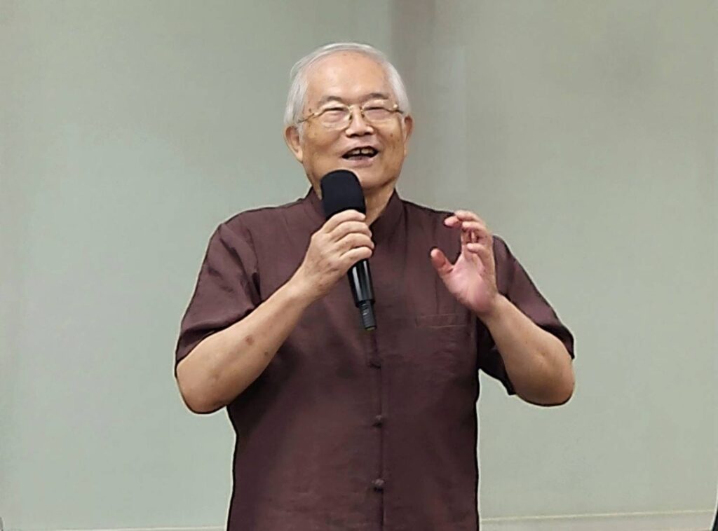 ▲臺灣文聯臺灣書法家協會會長沈榮槐致詞時肯定東粉堂書畫會的會員聯展，呈現以書寫蘇東坡詩詞的作品，讓人驚豔。（記者 詹佳綺/攝）