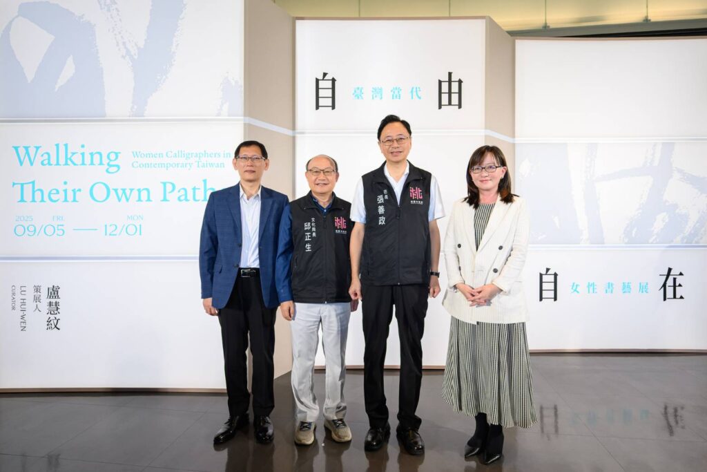 ▲展出期間的市府重要主管亦到場表達支持,左起桃園市立美術館館長林詠能、桃園市文化局長邱正生、桃園市長張善政與策展人盧慧紋教授。(圖/桃園市文化局 提供)