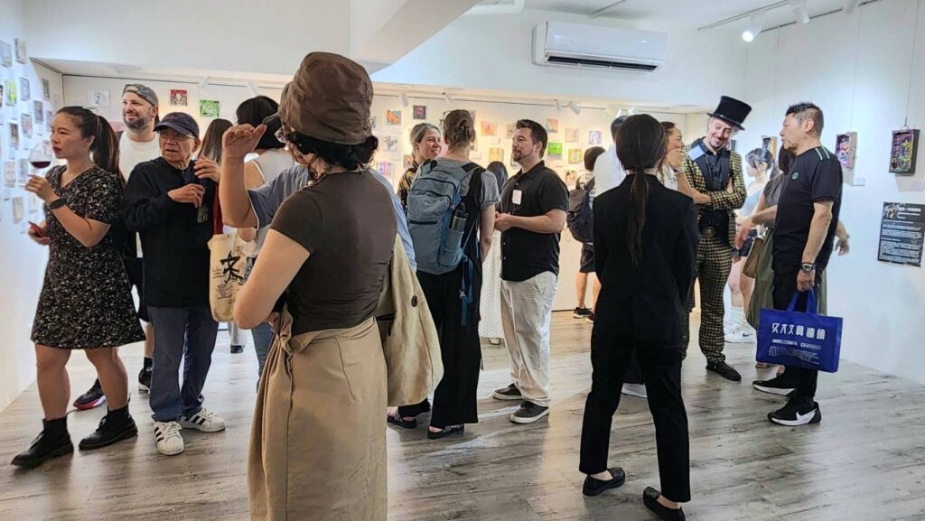 ▲開幕式後的交流聯誼時刻，臺美兩地藝術家與出席活動來賓進行藝術話題的討論，場面相當熱烈。（記者 詹佳綺/攝）