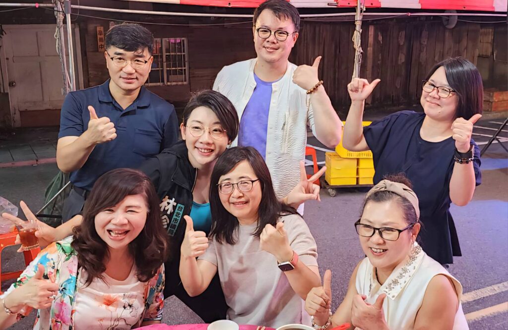 ▲市府團隊在林弈華副市長(前排中)的帶領下特別出席大橋頭米食文化節活動,表達對陳穎慧里長(前排右)的支持與讚賞。(記者 辛澎祥/攝)