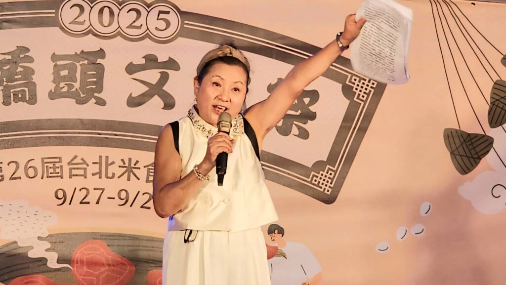 ▲身兼大橋頭延三商圈社區發展榮譽理事長的臺北市大同區國順里里長陳穎慧,致詞時感謝市府及里鄰社區的支持,讓長達26年的活動永續傳承。(記者 辛澎祥/攝)