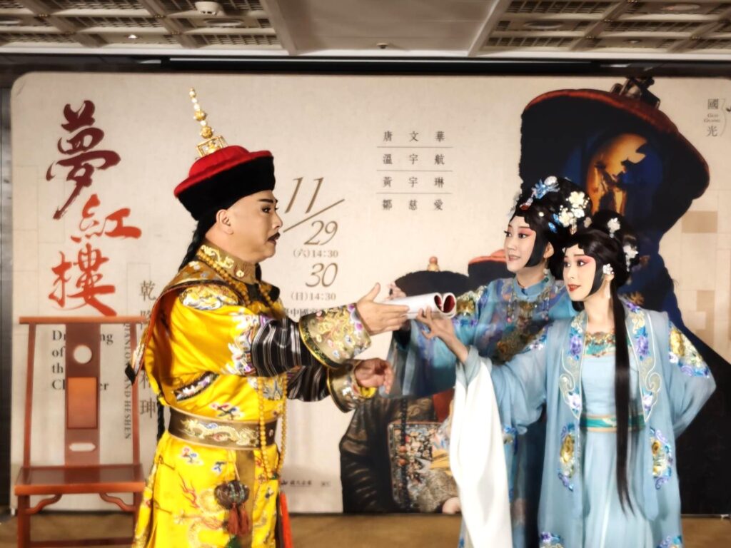 林庭瑜飾演的秦可卿、黃詩雅飾演的孝賢皇后,虛實交錯地穿梭於劇中乾隆時空,氛圍感十足。(記者 陳安婷/攝)