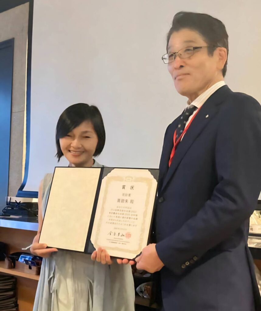 ▲臺灣參展藝術家黃碧朱老師（左）以油畫作品「夏之律動」獲得IFA國際美術協會會長金原芳山所頒授的「獎勵賞」，藝術成就可謂實至名歸。（圖/黃碧朱 提供）