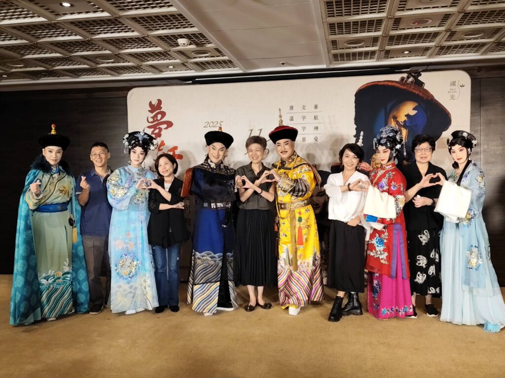 國家兩廳院藝術總監劉怡汝、國光劇團團長張育華、藝術總監王安祈、導演戴君芳、編劇林建華與演員合影 。(記者 陳安婷/攝)