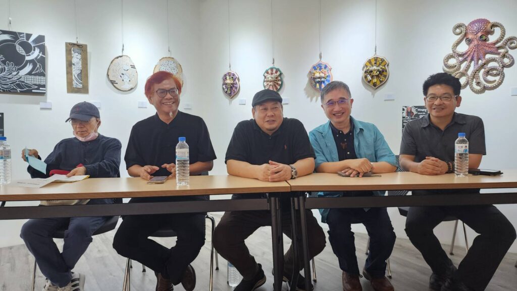 ▲臺灣知名藝術家也是教育界的藝術科系學者施春茂教授（左起）、莊連東教授、李宗仁教授與何堯智教授等，分別從在美國留學創作的經驗，說明國際文化交流的重要性與必要性。（記者 詹佳綺/攝）