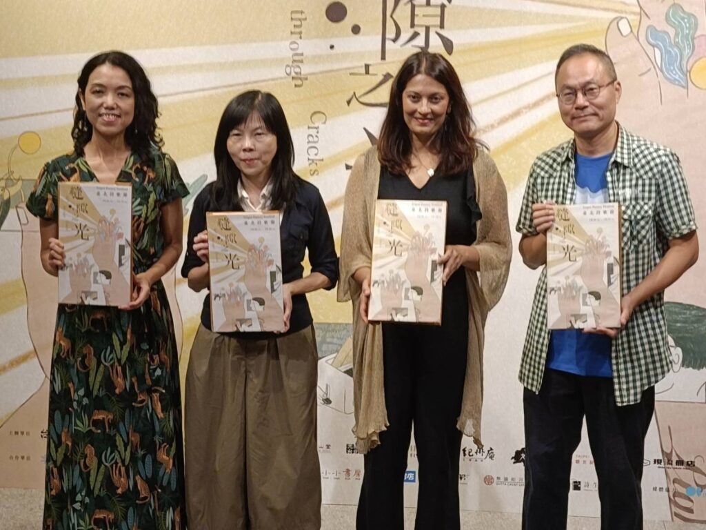 ▲臺北詩歌節「縫隙之光」活動，主辦方進行啟動儀式，場面熱烈。（記者 辛澎祥/攝）