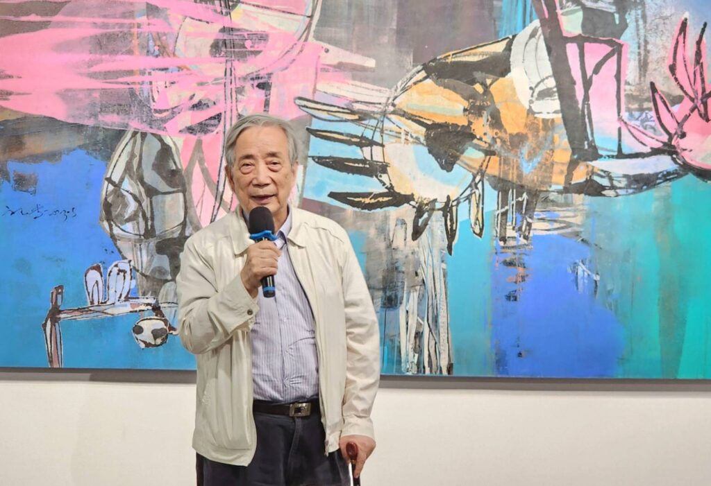 ▲前臺藝大校長黃光男教授，認為老鄰居郭博州教授的創作在融合東西方過程中，帶給觀者無盡的美感與想像，昇華了大家的心境。（記者 詹佳綺/攝）