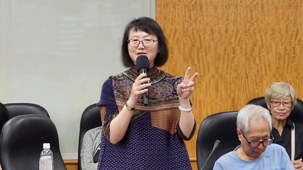 ▲臺灣女書法家學會理事長連瑞芬，除了當面向東粉堂書畫會參展會員表達道賀之外，也以三個讚嘆陳述她對曹靜琍理事長在書畫界的努力奉獻之讚賞。（記者 詹佳綺/攝）