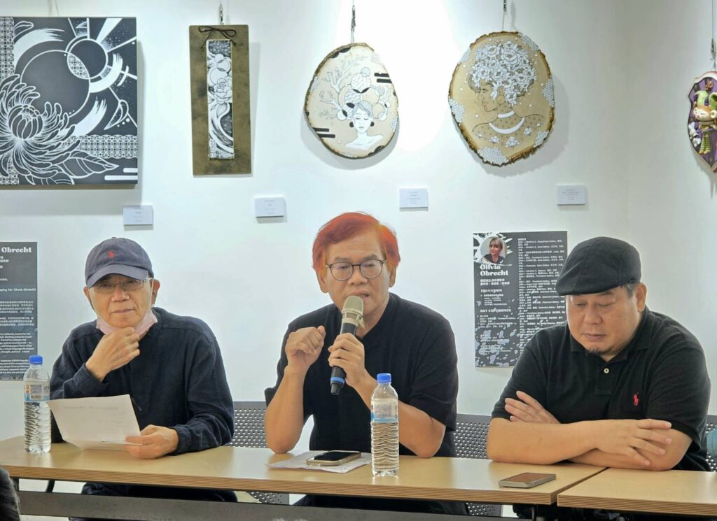 ▲國立臺灣師範大學美術系教授暨美術學院院長莊連東（中），說明這次美國L.A藝術家在臺聯展的重要意義，對臺馬藝術交流起了正面的作用。（記者 詹佳綺/攝）