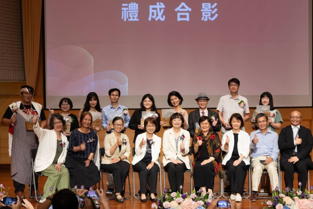 ▲出席頒獎典禮的貴賓及得獎人合影留念。（圖/文化部 提供）
