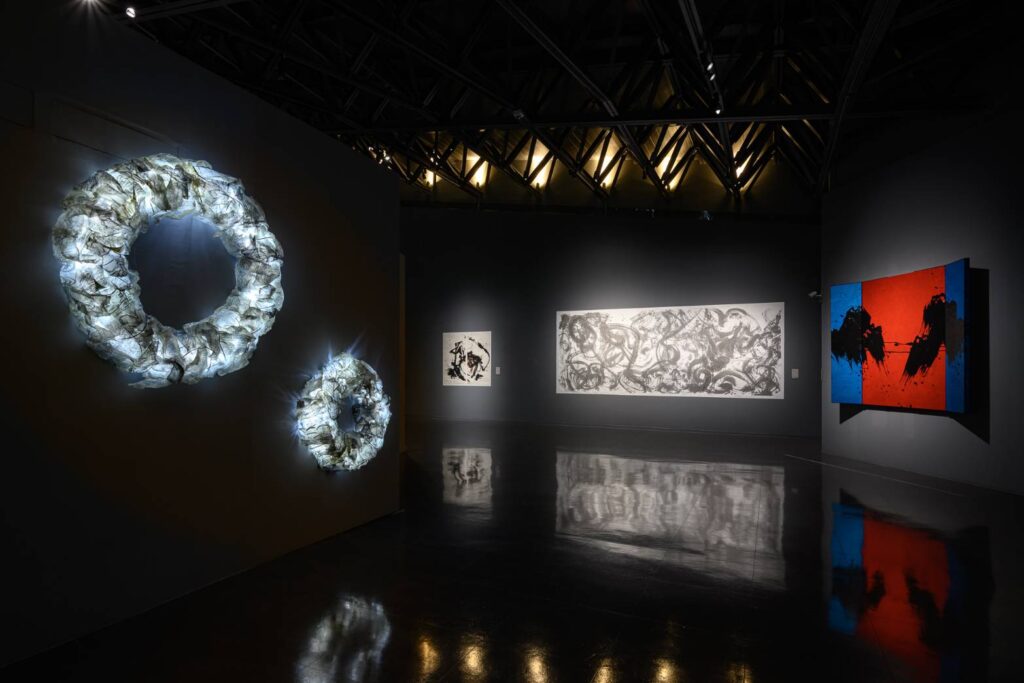 ▲展出的作品中仍然呈現不同時代的書藝演變,在視覺上有不同的質感。(圖/桃園市文化局 提供)