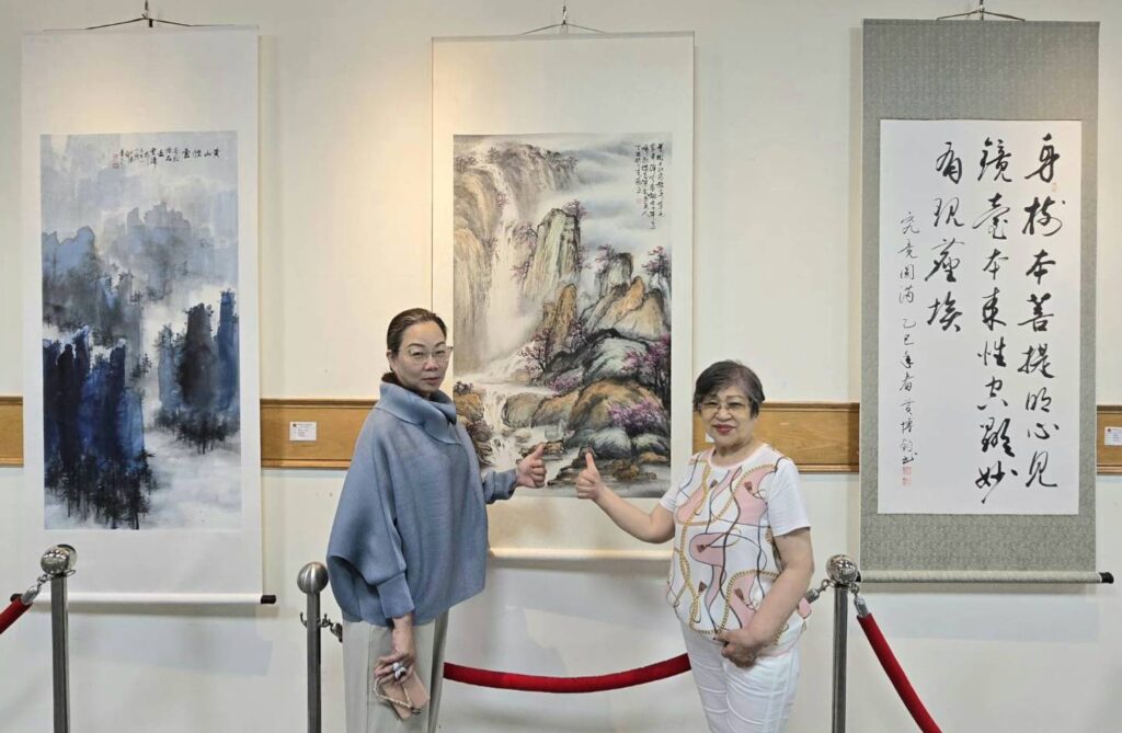 ▲中華畫筌美術協會甫卸任理事長鄭娟娟(左)與前任理事長吳珍梅在展場開心合影留念。(記者 詹佳綺/攝)