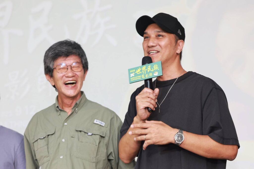 ▲電影導演虞戡平（左）與馬志翔開幕式上開心互動，說不完的電影話題。（記者 辛澎祥/攝）