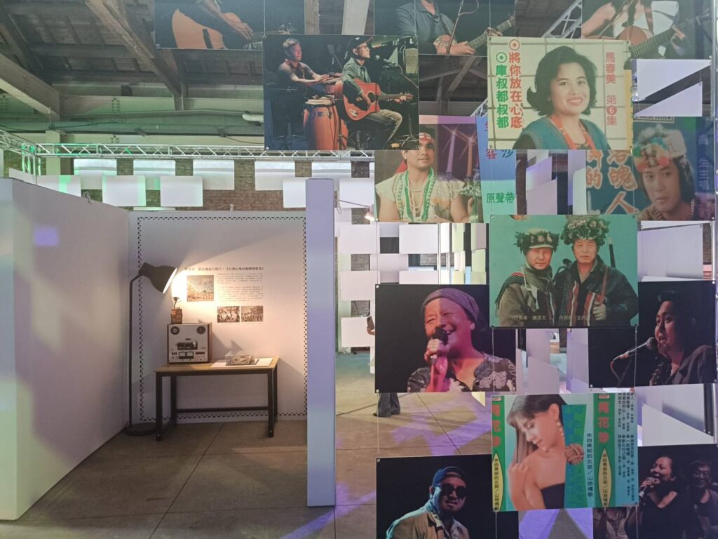 ▲原民音樂文獻彰顯出不同世代的發展歷程，藉此展出之音樂出版品更顯珍貴。（記者 辛澎祥/攝）