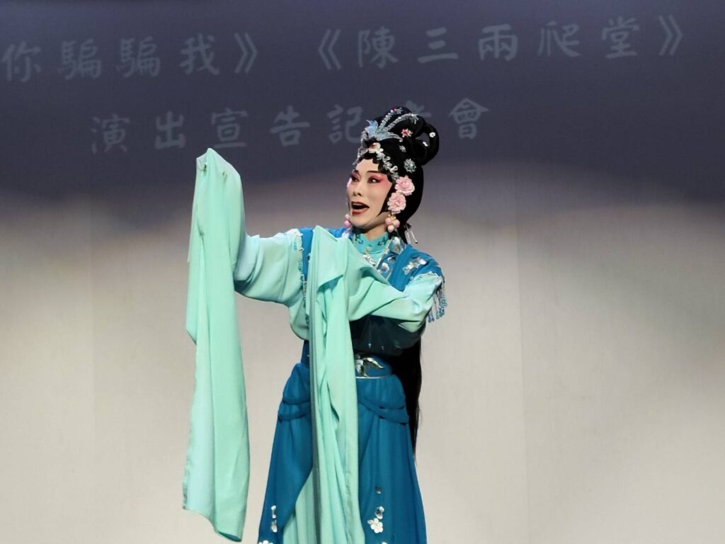 謝文琪在《陳三兩爬堂》將公堂變成舞臺。（記者 陳安婷/攝）