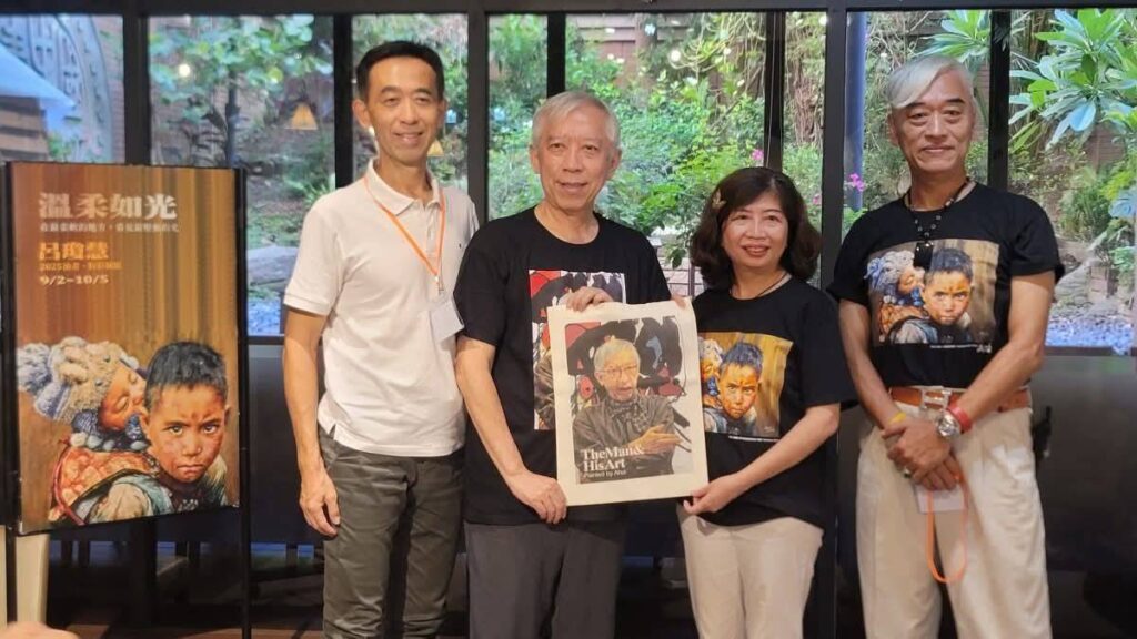 ▲呂瓊慧在國家圖書館地下一樓詩篇咖啡舉行的個展,國父紀念館館長王蘭生(左起)、前國美館館長梁永斐、呂瓊慧妹妹呂寶毅及策展人王慶在展場合影留念。(圖/呂寶毅 提供)