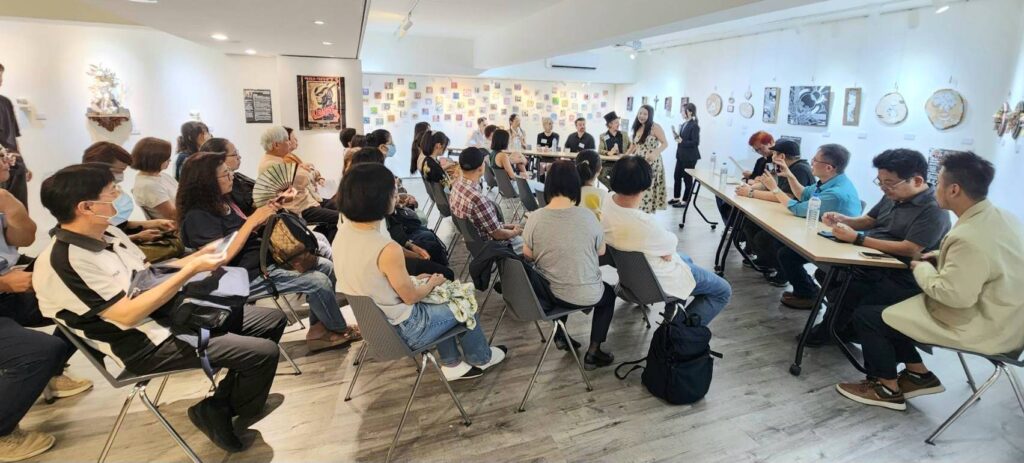 ▲臺美藝術家對談交流活動，吸引了兩地藝術界人士與民眾的踴躍參加，場面顯得相當熱烈。（記者 詹佳綺/攝）
