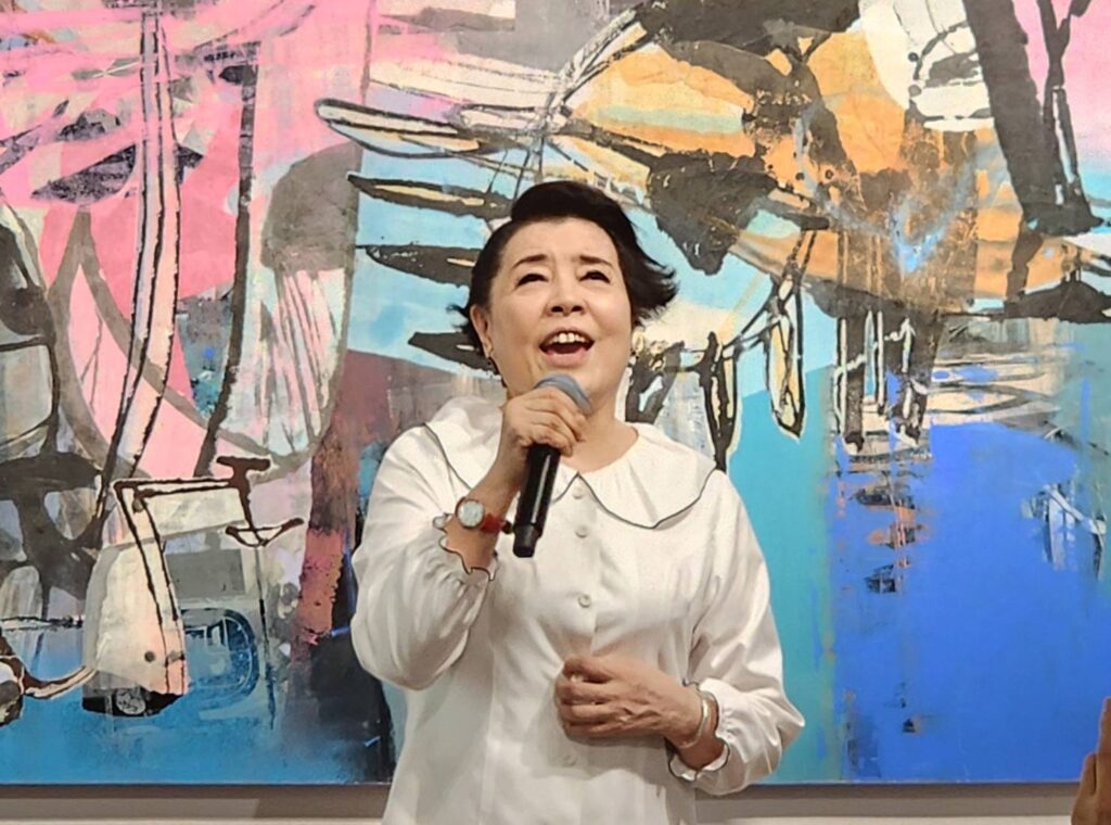 ▲身兼億光文教基金會董事長的國際知名聲樂家簡文秀教授，以鼓勵支持藝術家的心情，特別在郭博州教授個展開幕式上獻唱，場面熱烈且充滿歡笑，簡文秀教授更成為全場矚目焦點。（記者 詹佳綺/攝）